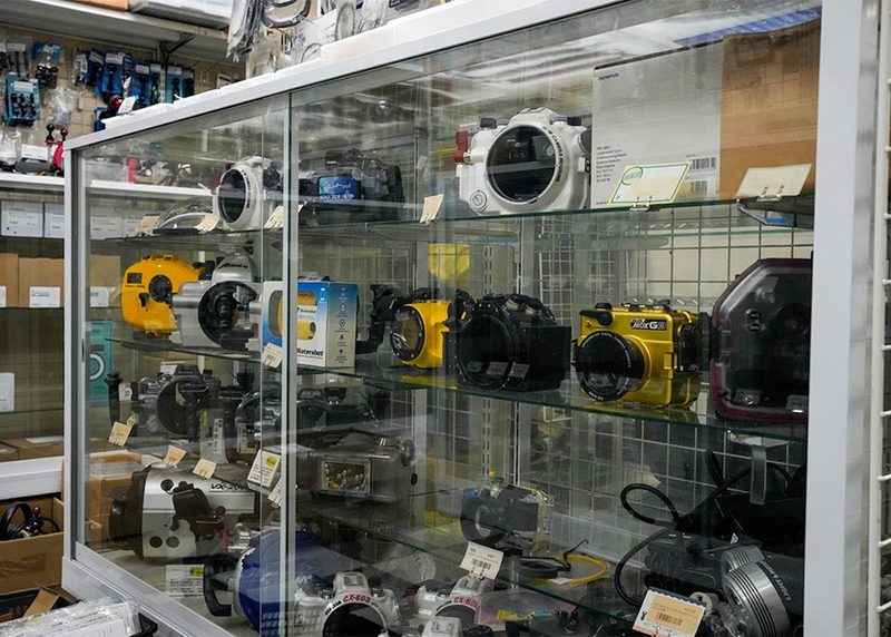 カメカメCAMERAの店内に並ぶ中古の水中ハウジング